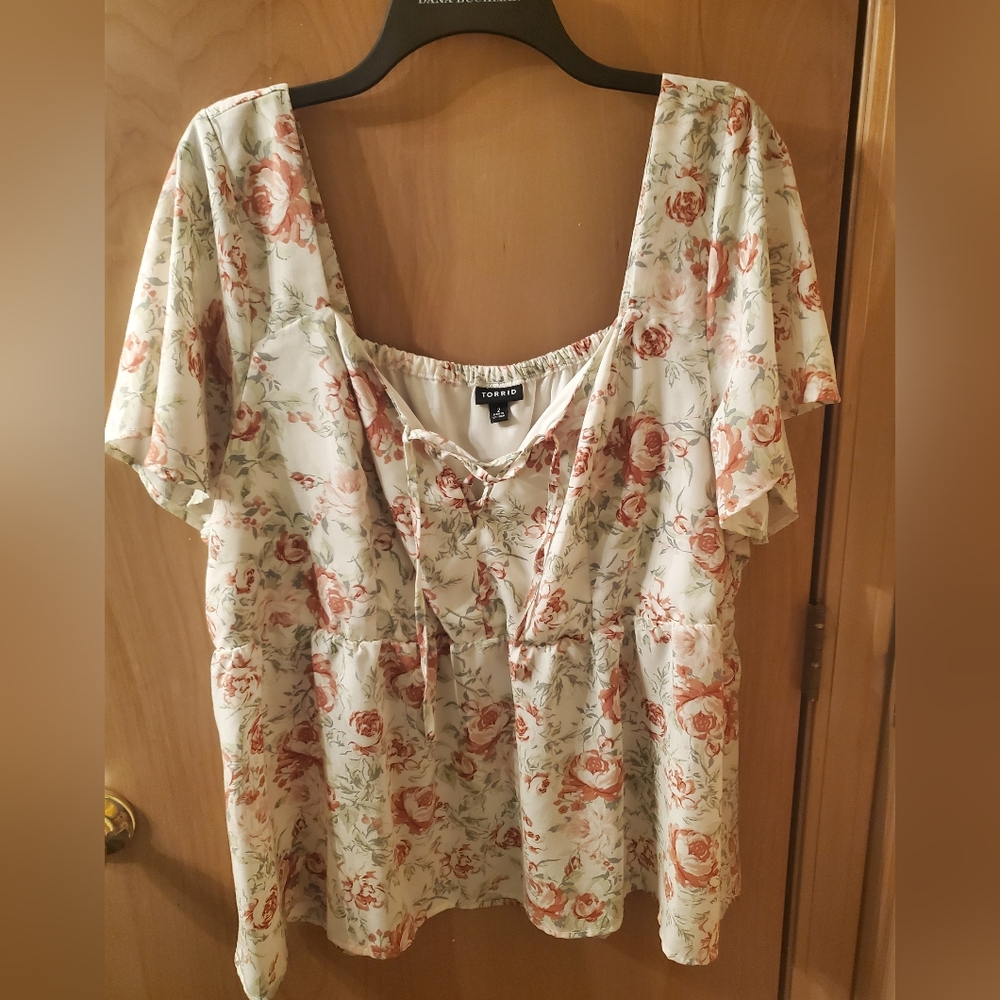 Torrid, Size 2, Cream and Pink Floral Blouse
